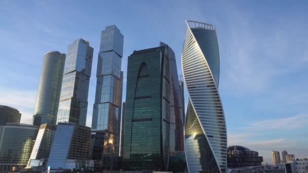 Distrito Financiero. Paisaje urbano, en el fondo, cielo azul y hermosas nubes — Vídeos de Stock