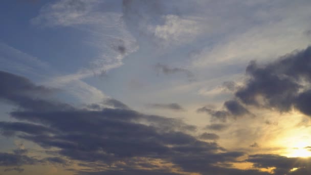 Passagiersvliegtuig vliegt overhead. Zonsondergang op de achtergrond. UltraHD beeldmateriaal — Stockvideo