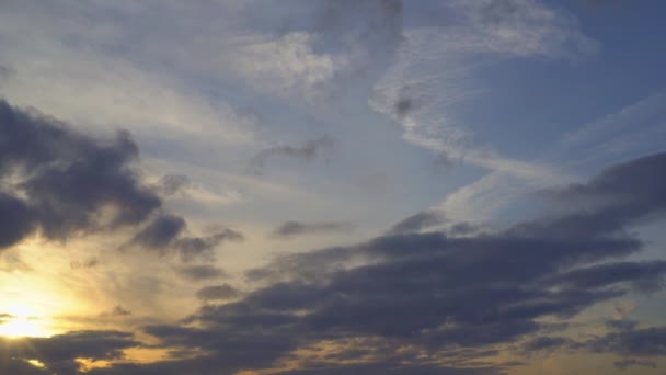 Vliegtuig vliegen naar de zonsondergang. Zonnestralen maken hun weg door de paarse wolken — Stockvideo