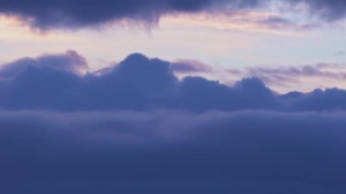 Mavi kabarık kabarık bulutlar cennet boyunca güzel rulo. 4k Timelapse