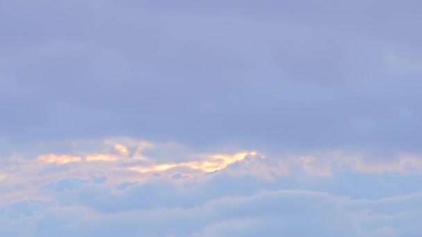 Vlucht door witte, gezwollen pluizige wolken. uitzicht vanuit het vliegtuig. Ultra HD — Stockvideo