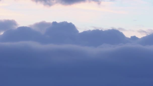 Licht blauwe pluizige gezwollen wolken die prachtig rollen over de hemel timelapse — Stockvideo