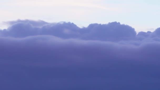 Лети сквозь светло-голубые пушистые облака. вид с самолета. Ультра HD — стоковое видео
