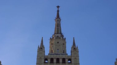 Stalingökdelen. Moskova. Yıldız üstte. Kulelerin simetrik düzenlemesi