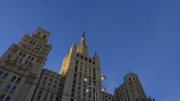 Abordagem suave para o edifício com bela arquitetura. Arranha-céus de Estaline — Vídeo de Stock