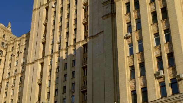 Sztálin felhőkarcoló. A homlokzat egy régi épület gyönyörű építészet. 4k — Stock videók