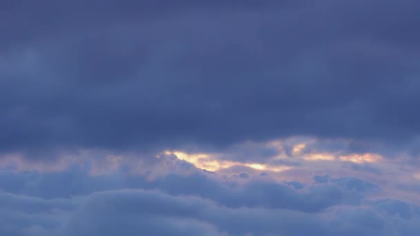 Evening blue sky, puffy fluffy clouds quickly rush past. 4K Timelapse. Ultra HD — Stock Video