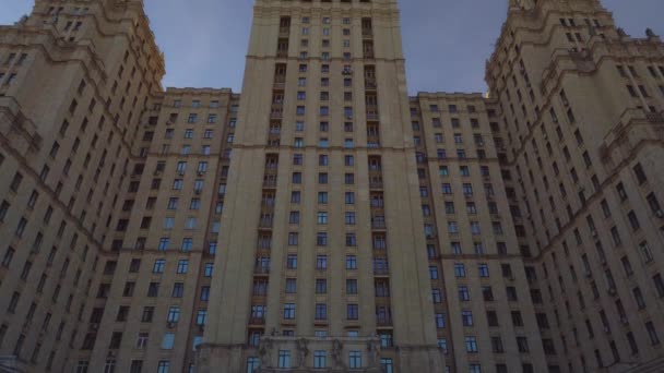 Stalins skyskrapa. Moskva. Stjärnan ovanpå. Symmetriska arrangemang av tornen — Stockvideo