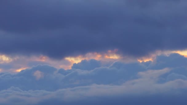 夕方の青空、ふわふわしたふわふわの雲がすぐに過ぎに突入します。4kタイムラプス。ウルトラHd — ストック動画