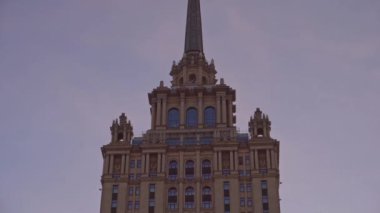 Stalin Güzel eski bina. En tepedeki yıldız. Çerçeve yukarı hareket, sabitleme, aşağı