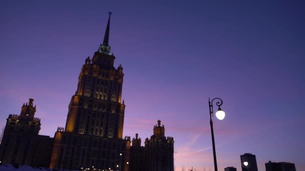 Time Lapse Sunset. Edificio Art Deco. Se destaca la fachada. Cielo azul y púrpura — Vídeos de Stock