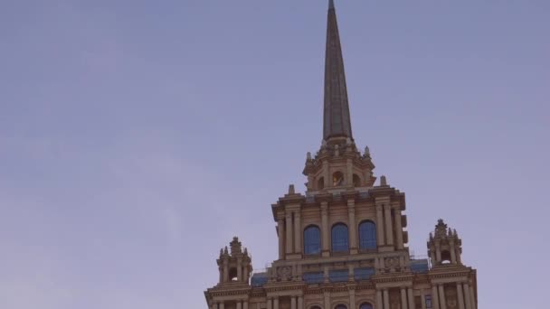 Stalin drapacz chmur piękny budynek art deco. Rama od góry do dołu i z tyłu — Wideo stockowe