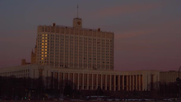 Regerings huis van de Russische Federatie. Moskou. Zwaar verkeer. Zonsondergang. 4k — Stockvideo