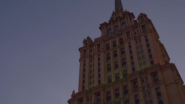 Moskova'daki Stalin gökdeleni. Binanın yan ve alt kısmından görünüm. 4k — Stok video
