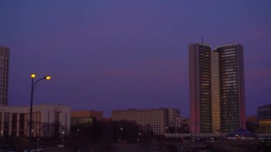 Moskova sokak panoramave Rusya Federasyonu Hükümet Binası. Günbatımı