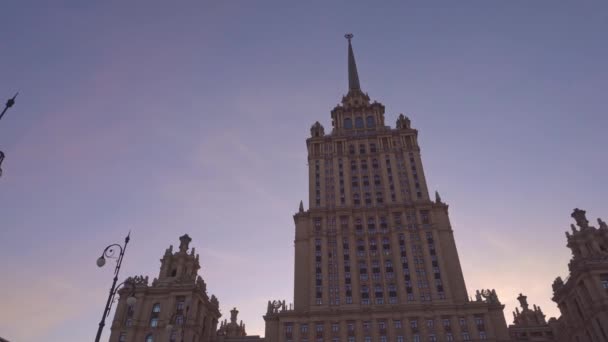 Сталін хмарочоси прекрасної старої будівлі в Москві. Плавний підхід до побудови — стокове відео
