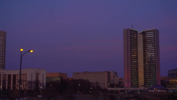 Panorama de la calle Moscú y Casa de Gobierno de la Federación Rusa. Puesta de sol — Vídeos de Stock