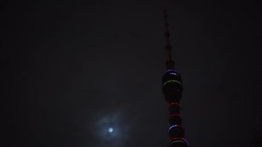 Zaman Atlamalı. Fütüristik Ostankino televizyon kulesi. Gökyüzünde dolunayda. Gece