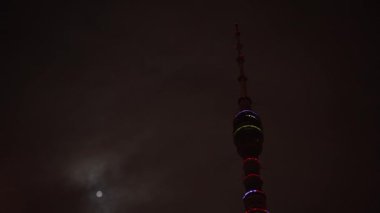 Zaman Atlamalı. Fütüristik Ostankino televizyon kulesi. Gökyüzünde dolunayda. Gece