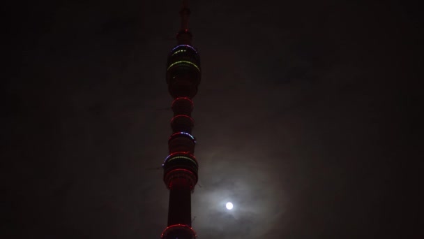 Time Lapse. Torre televisiva Ostankino. Cielo di sfondo, nuvole, luna piena. 4K — Video Stock