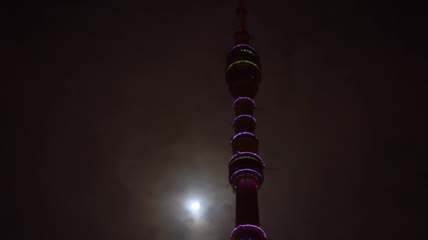 Time Lapse. Torre televisiva Ostankino. Cielo di sfondo, nuvole, luna piena. 4K — Video Stock