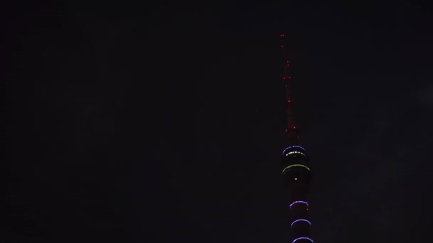 Den högsta konstruktionen i Europa, Ostankino TV-tornet nära fullmånen. 4K — Stockvideo