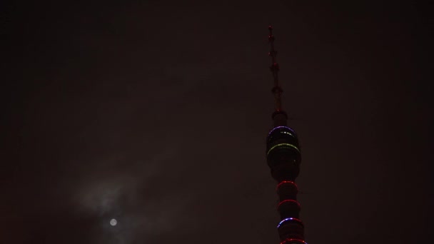 Zeitraffer. futuristischer Fernsehturm ostankino. am Himmel Vollmond. Nacht — Stockvideo