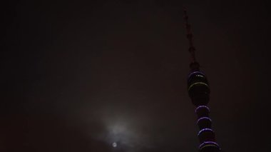 Zaman Atlamalı. Ostankino televizyon kulesi. Arka plan gökyüzü, bulutlar, dolunay. 4k