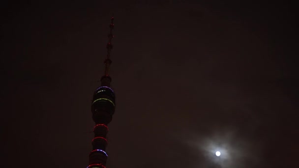 Tidsfördröjning futuristiska Ostankino TV-tornet. Bakgrund mörk himmel, fullmåne — Stockvideo