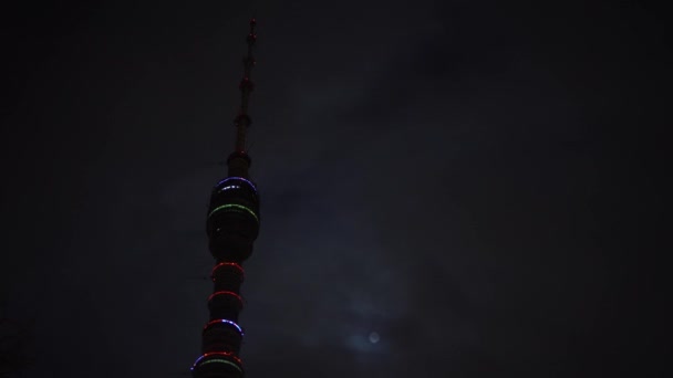 Time Lapse Futuristica torre televisiva Ostankino. Sfondo cielo scuro, luna piena — Video Stock