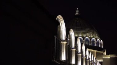Güzel bir binanın cephesi. Pencereler ve kubbe güzel aydınlatılmış. Gece saati
