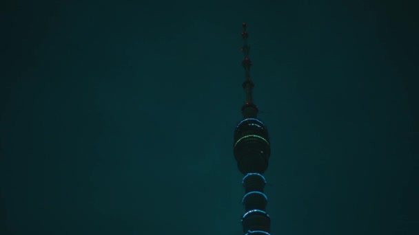 Τηλεοπτικός Πύργος Οστανκίνο. Σύννεφα στο παρασκήνιο. Πολύ υψηλή ποιότητα χρόνου — Αρχείο Βίντεο