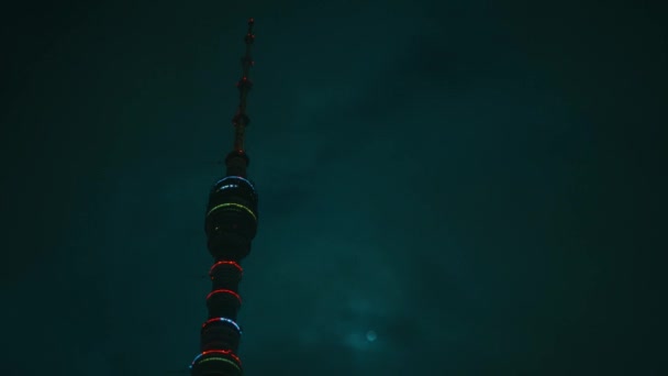 Tidsfördröjning futuristiska Ostankino TV-tornet. Bakgrund mörk himmel, fullmåne — Stockvideo