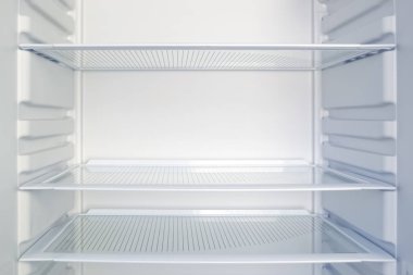Temiz cam raflar ile boş açık modern buzdolabı. Kilo kaybı, diyet ve açlık kavramı