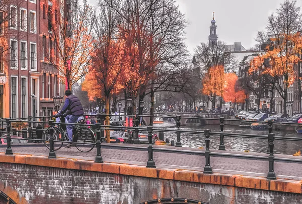 Ember Lovagol Egy Biciklit Hídon Amszterdami Csatornán Háttérben Látható Folyó — Stock Fotó