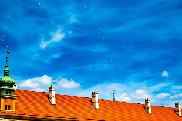 Seifenblasen Fliegen Himmel Vor Dem Hintergrund Eines Schönen Strahlend Blauen — Stockfoto