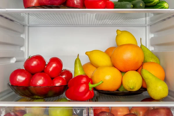 Kühlschrank Mit Nützlichen Produkten Gefüllt Gemüse Und Obst Gurken Tomaten — Stockfoto