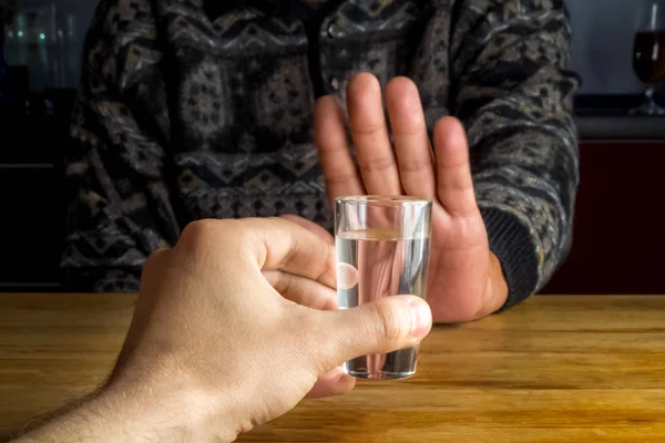 Mannens hand avvisa ett glas alkoholhaltiga drycker. Koncept Royaltyfria Stockfoton