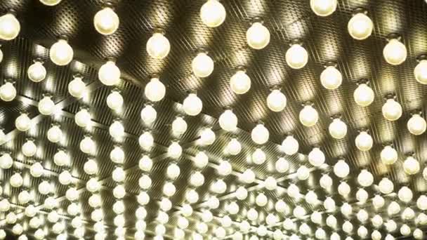 Параллельные ряды светящихся ламп. Абстрактный фон. Винтажные лампочки Эдисона — стоковое видео