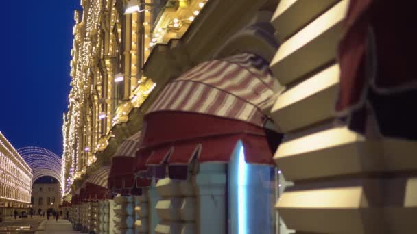 Gevel van een gebouw is versierd met verlichting. Luifels over etalages — Stockvideo