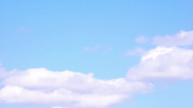 Arka planda mavi gökyüzü ile beyaz kabarık bulutların Timelapse. Ultra Hd görüntü 4k