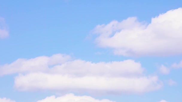 Naturaleza nubes blancas fondo es el cielo azul soleado. 4k timelapse. Parte 2 de 3 — Vídeos de Stock