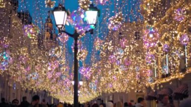 Aydınlatmalar, Noel ışıkları çelenk ile dekore edilmiş sokak. Gezinen insanlar