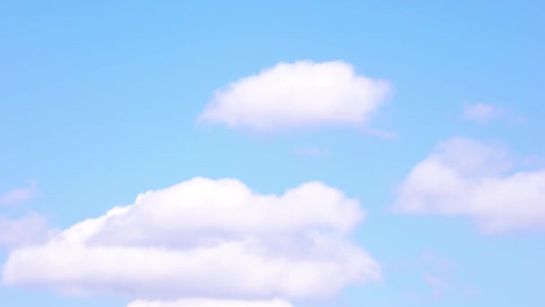 Čas zanikne, přes letní modrou oblohu se pohybují zvlněné obláčky. 4k Timuplynout — Stock video