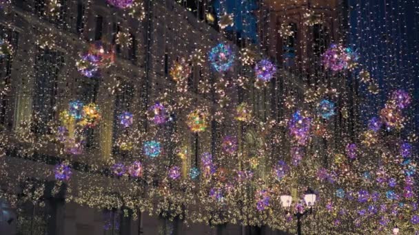 Rua decorada com decorações de Natal iluminação multicolorida, guirlandas — Vídeo de Stock