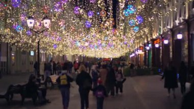 Yoğun yaya caddesi. Yürüyüş insanların çok sayıda, Noel ışıkları, dekor
