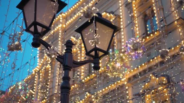 Réverbère, décorations de Noël, guirlandes, un grand nombre de lumières incandescentes — Video