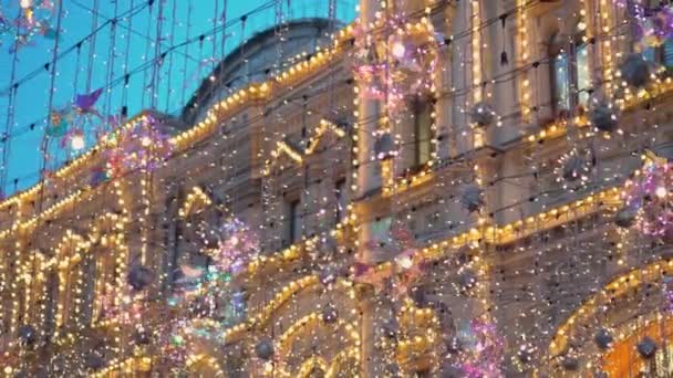 Strada decorata con decorazioni natalizie illuminazione multicolore, ghirlande — Video Stock