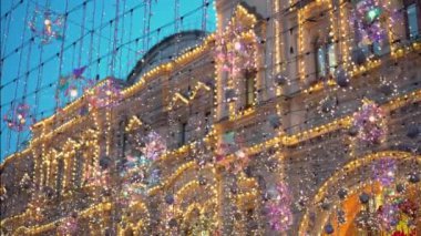 Sokak Noel süslemeleri çok renkli aydınlatma, çelenk ile dekore