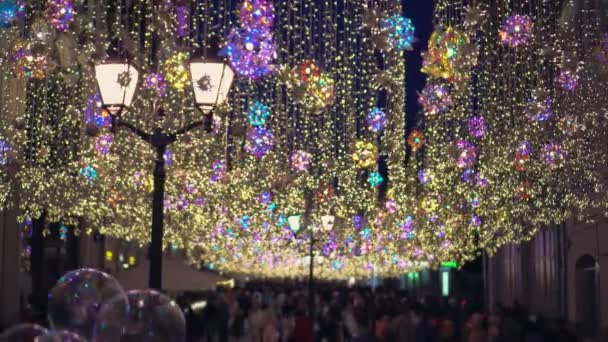 Upptagen gågata. Stort antal promenader människor, julljus, dekor — Stockvideo